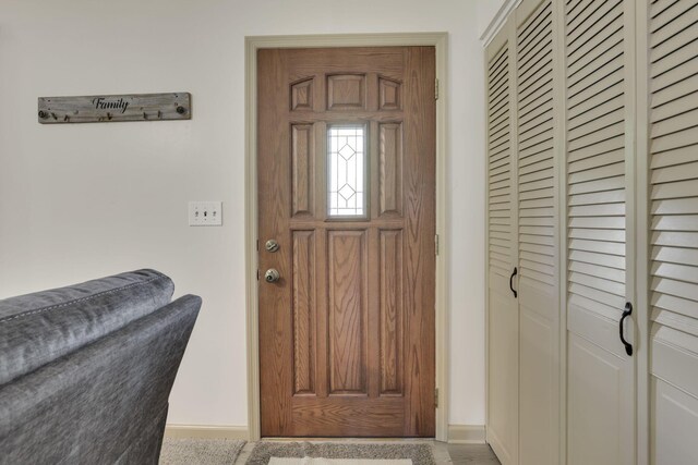 foyer entrance featuring baseboards