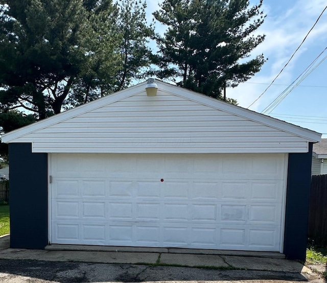 3128 Parsons Ave, Columbus, OH 43207 - detached garage featuring fence
