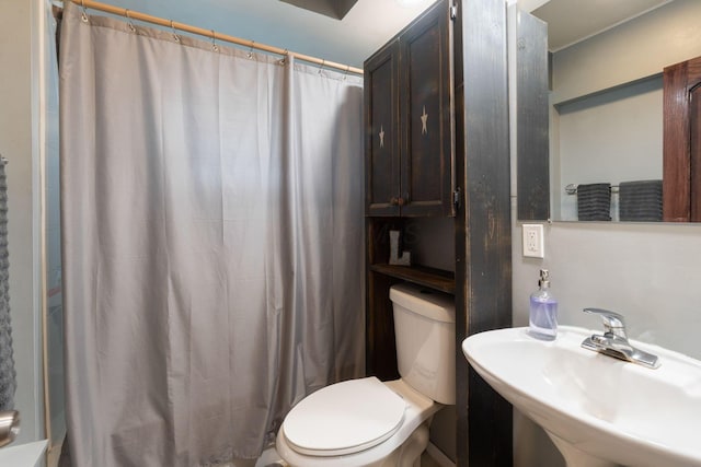 259 Merriman Dr, West Jefferson, OH 43162 - full bath with a sink, toilet, and curtained shower