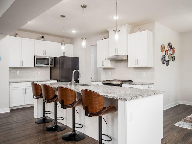 418 Amethyst Ct, Delaware, OH 43015 - kitchen featuring appliances with stainless steel finishes, tasteful backsplash, dark wood-style floors, a kitchen breakfast bar, and recessed lighting