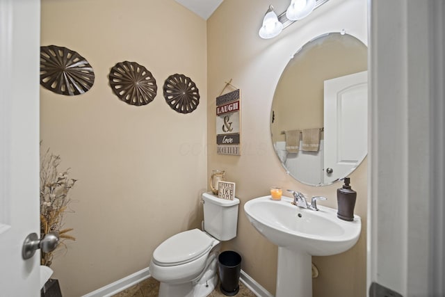 607 Green Forest Pl, Lithopolis, OH 43136 - bathroom featuring toilet, baseboards, and a sink