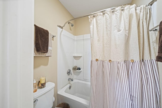 607 Green Forest Pl, Lithopolis, OH 43136 - full bath featuring shower / tub combo with curtain and toilet