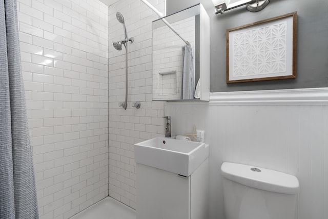 6235 George Fox Dr, Galloway, OH 43119 - bathroom featuring wainscoting, tiled shower, and vanity