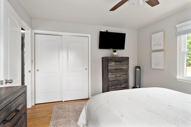 6235 George Fox Dr, Galloway, OH 43119 - bedroom featuring light wood-type flooring, a closet, and a ceiling fan