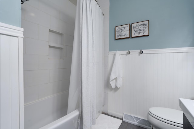 6235 George Fox Dr, Galloway, OH 43119 - full bathroom with shower / bathtub combination with curtain and a wainscoted wall