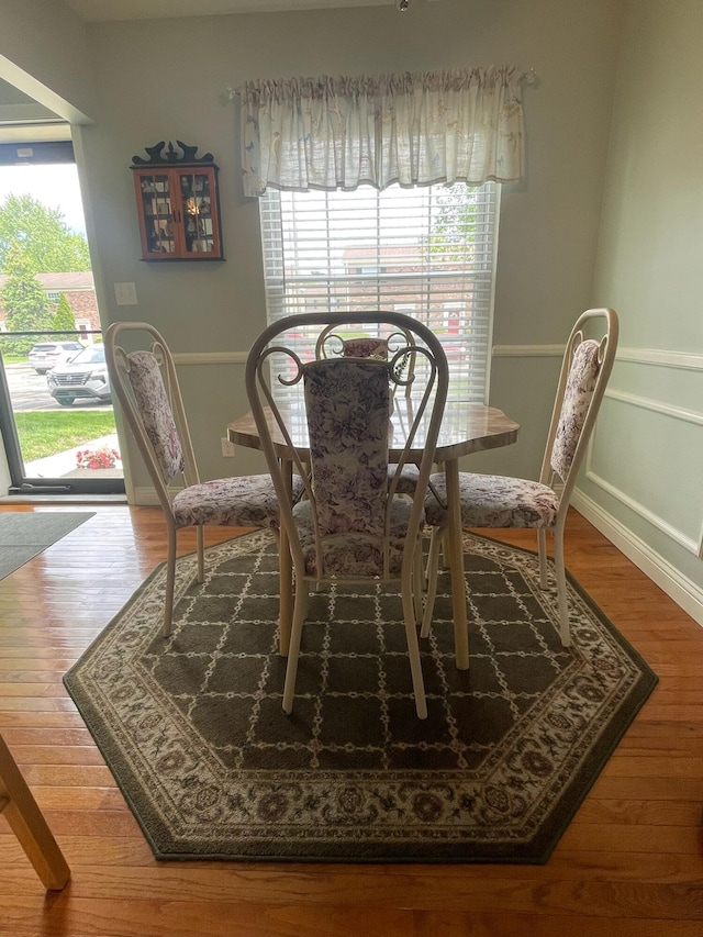 137 Tarryton Ct W Unit 24H, Columbus, OH 43228 - dining area featuring wood finished floors and baseboards