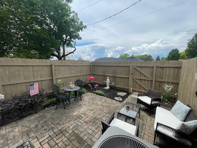 137 Tarryton Ct W Unit 24H, Columbus, OH 43228 - view of patio featuring an outdoor hangout area and a fenced backyard