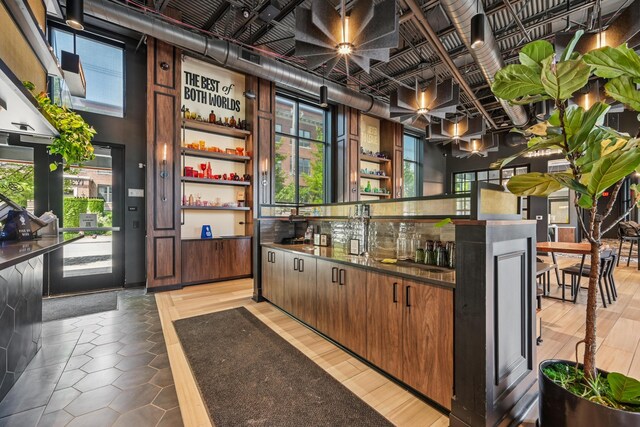 304 Cornelius St, Columbus, OH 43215 - community bar area with tile patterned flooring