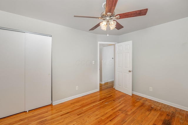 unfurnished bedroom featuring light wood-style flooring, baseboards, a closet, and ceiling fan