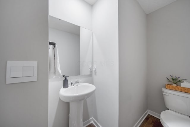 385 Kells Ct E, Newark, OH 43055 - bathroom with toilet, wood finished floors, a sink, and baseboards