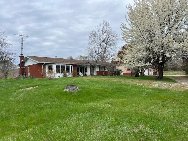 1886 Johnstown Utica Rd NE, Utica, OH 43080 - view of front facade featuring a front lawn
