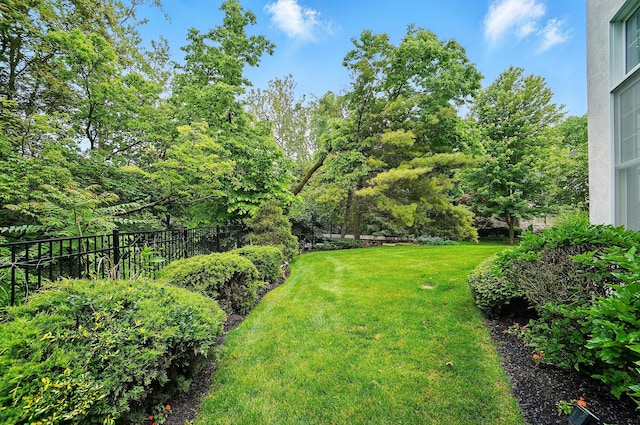 1940 Scioto Pointe Dr, Columbus, OH 43221 - view of yard
