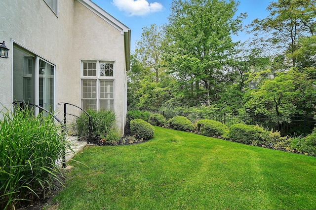 1940 Scioto Pointe Dr, Columbus, OH 43221 - view of yard