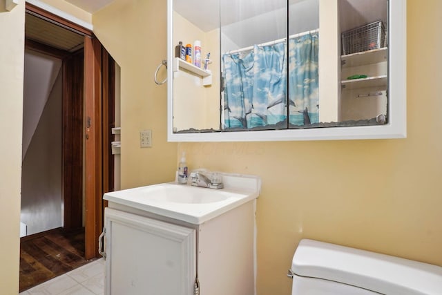 979 Westphal Ave, Columbus, OH 43227 - full bathroom featuring toilet, vanity, and a shower with curtain