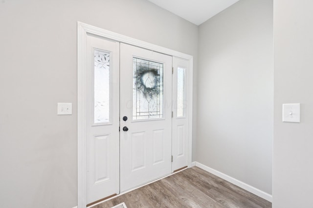 434 S Champion Ave, Columbus, OH 43205 - entrance foyer featuring wood finished floors and baseboards