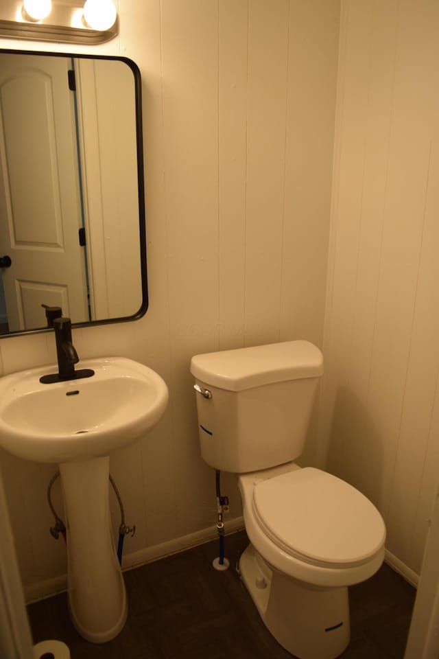 300 Wrexham Ave, Columbus, OH 43223 - bathroom with toilet and a decorative wall