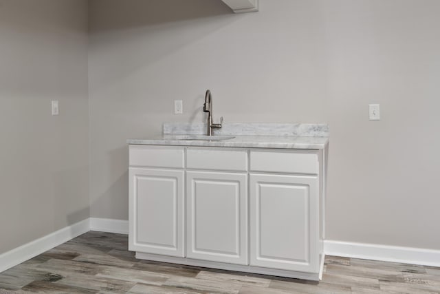 4526 Hoffman Farms Dr, Hilliard, OH 43026 - bar area featuring a sink, baseboards, and light wood-style floors