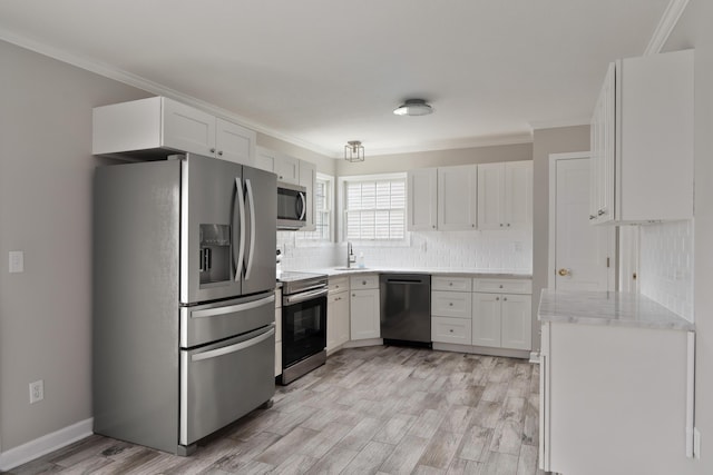 4526 Hoffman Farms Dr, Hilliard, OH 43026 - kitchen with stainless steel appliances, a sink, crown molding, backsplash, and light wood-type flooring