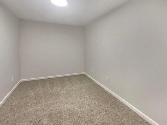 642 Ridenour Rd, Columbus, OH 43230 - carpeted empty room with baseboards