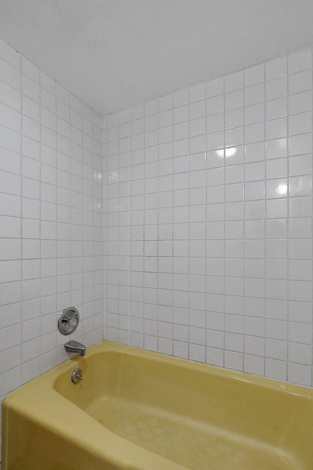 1236 8th Ave, Lancaster, OH 43130 - bathroom featuring a tub