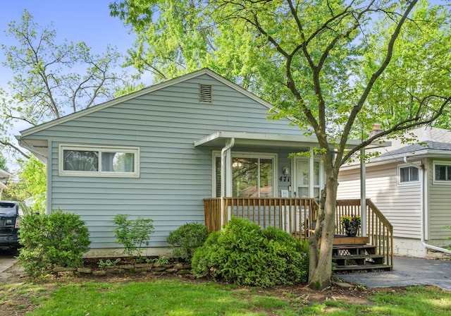 471 Chase Rd, Columbus, OH 43214 - view of front facade with a porch