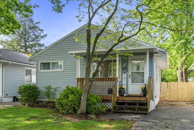 471 Chase Rd, Columbus, OH 43214 - view of front facade featuring fence and covered porch