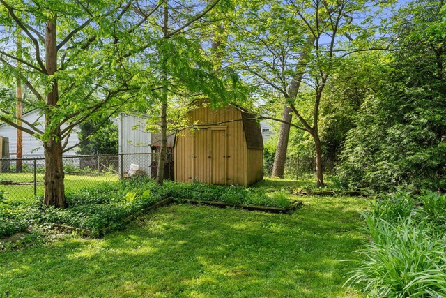 471 Chase Rd, Columbus, OH 43214 - view of yard with a shed and an outdoor structure