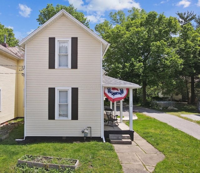 126 S Cherry St, Lancaster, OH 43130 - view of front of house featuring a porch and a front yard