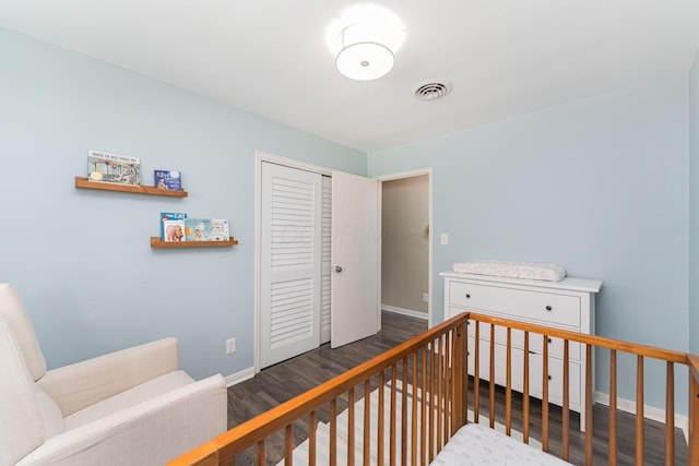 205 Meadowlark Ln, Columbus, OH 43214 - bedroom featuring wood finished floors, baseboards, and a closet