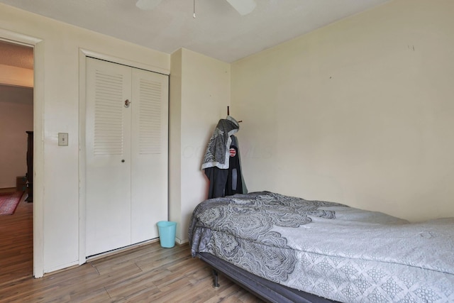 1703 Ringfield Dr, Galloway, OH 43119 - bedroom with wood finished floors, a closet, and ceiling fan