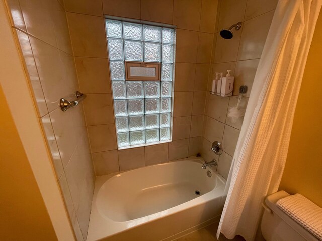 91 Oakland Park Ave, Columbus, OH 43214 - bathroom with shower / bath combination with curtain, toilet, and plenty of natural light