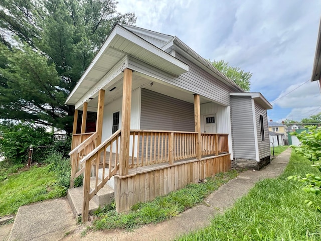 818 Bellows Ave, Columbus, OH 43223 - view of front facade with covered porch