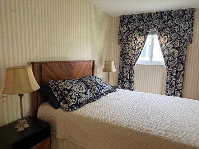 3145 Bembridge Rd, Columbus, OH 43221 - bedroom with wallpapered walls
