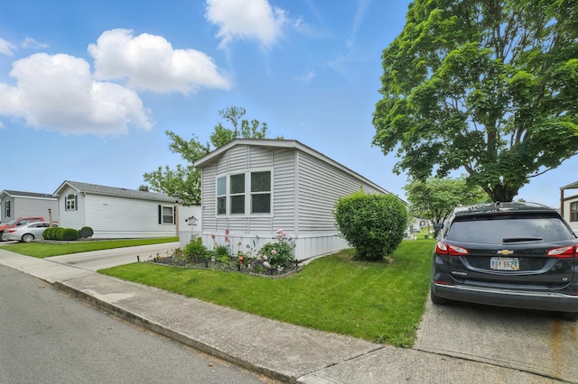 25 Ravine Ridge Dr, Delaware, OH 43015 - manufactured / mobile home featuring a front lawn