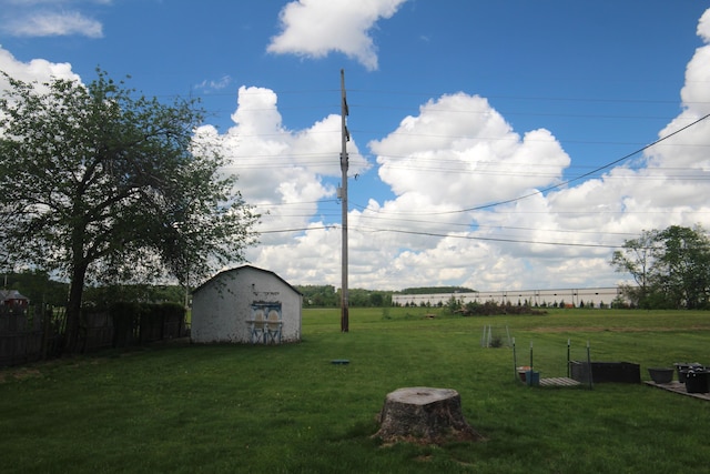 view of yard featuring an outdoor structure and a storage shed
