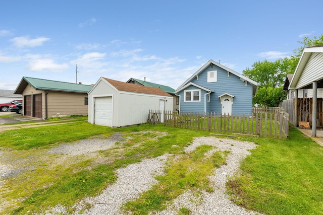 774 Congress St, Marion, OH 43302 - back of property featuring a garage and an outbuilding
