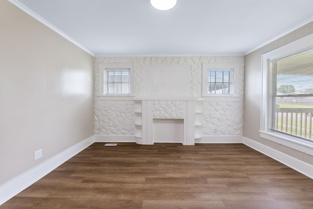 774 Congress St, Marion, OH 43302 - unfurnished living room with crown molding, baseboards, healthy amount of natural light, and wood finished floors