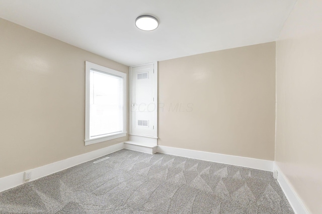 774 Congress St, Marion, OH 43302 - empty room featuring light carpet and baseboards