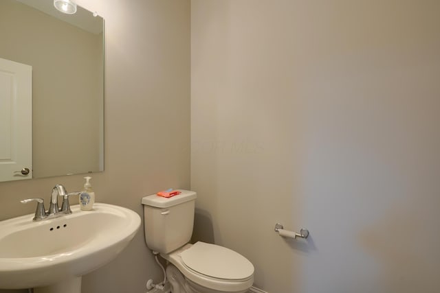 596 Courtright Dr E, Pickerington, OH 43147 - half bathroom featuring a sink, toilet, and baseboards