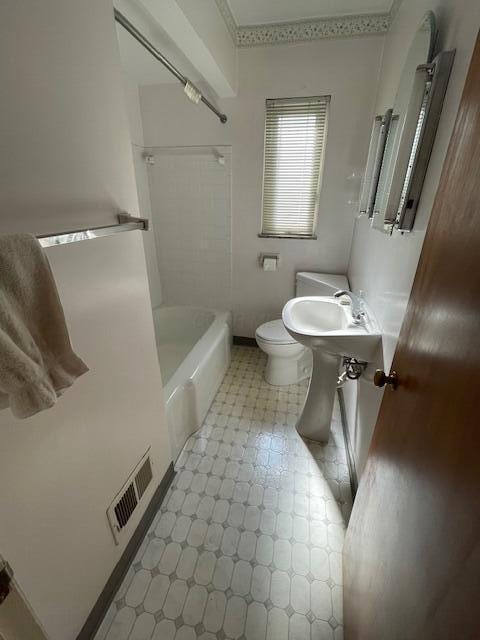 635 E Dominion Blvd, Columbus, OH 43214 - full bath with toilet, bathtub / shower combination, and a sink