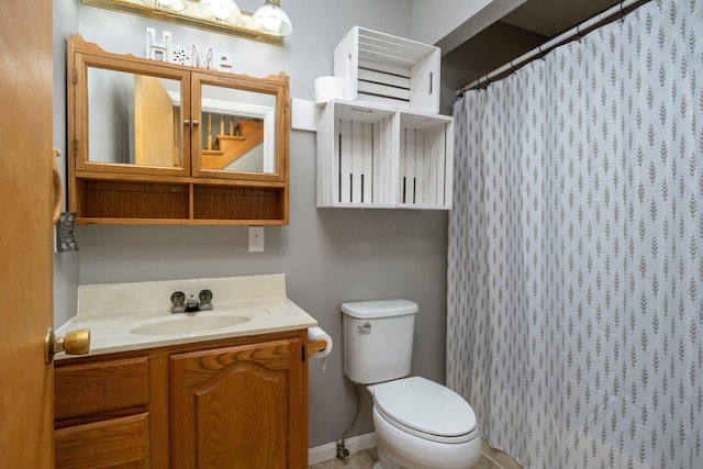 13216 Sheley Road Nw, Jeffersonville, OH 43128 - full bathroom with toilet, vanity, and curtained shower
