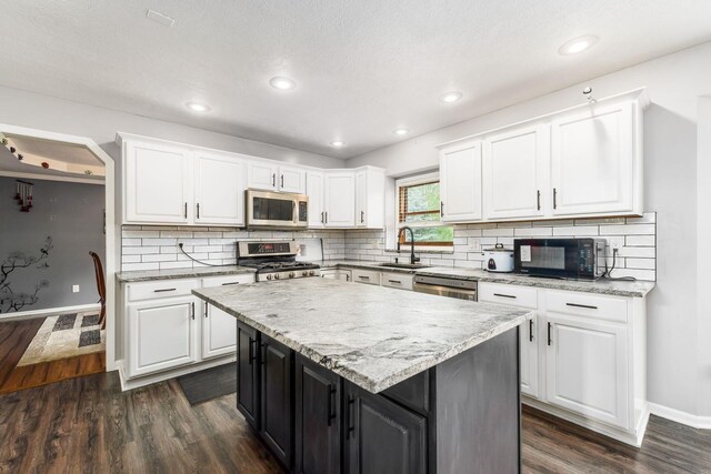 7936 Slate Ridge Blvd, Reynoldsburg, OH 43068 - kitchen featuring appliances with stainless steel finishes, a sink, dark wood-style flooring, white cabinets, and recessed lighting