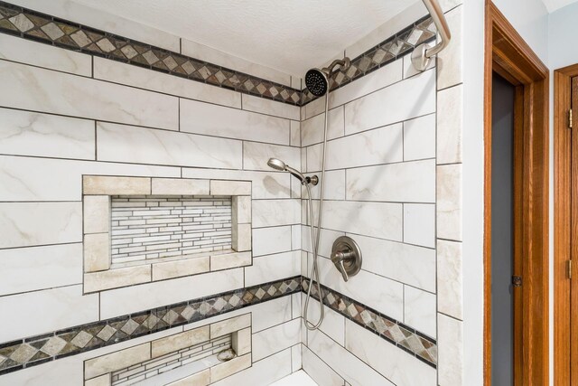 7936 Slate Ridge Blvd, Reynoldsburg, OH 43068 - full bathroom with a tile shower