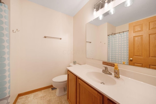 full bathroom with toilet, vanity, baseboards, and a shower with curtain