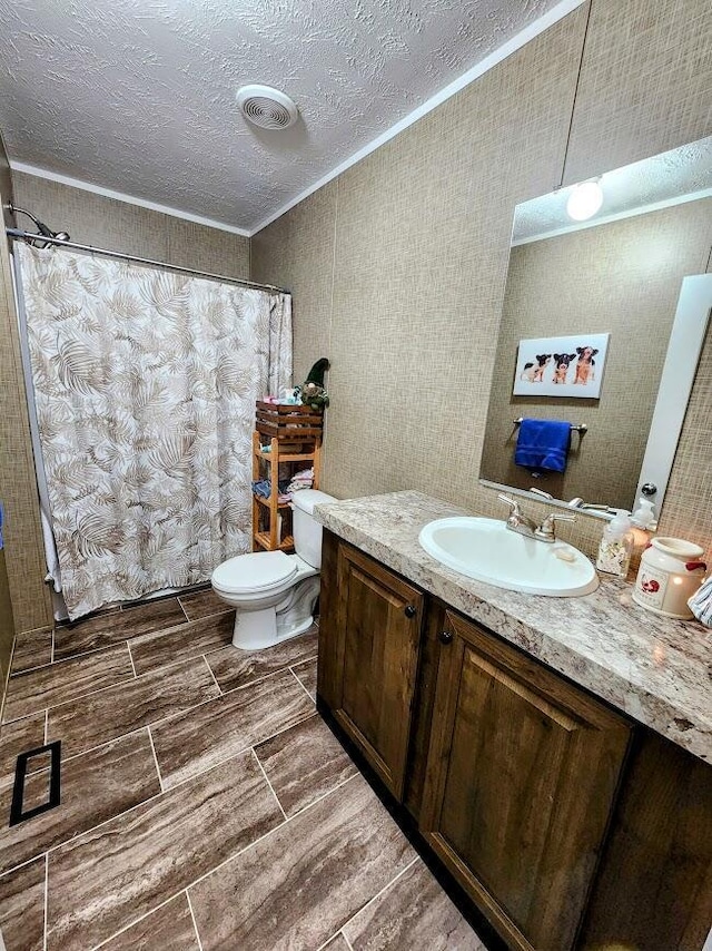full bath featuring ornamental molding, vanity, toilet, a shower with shower curtain, and a textured ceiling