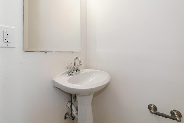 684 Hamlet St, Columbus, OH 43215 - bathroom with a sink