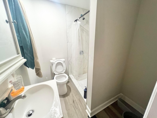 2624 Osceola Ave, Columbus, OH 43211 - full bath featuring a shower stall, toilet, a sink, and wood finished floors