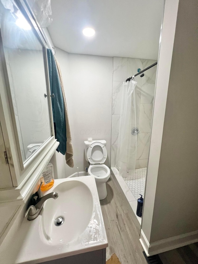 2624 Osceola Ave, Columbus, OH 43211 - full bath featuring tiled shower, toilet, wood finished floors, and vanity