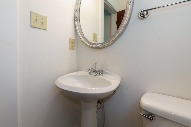 688 Hamlet St, Columbus, OH 43215 - bathroom with toilet