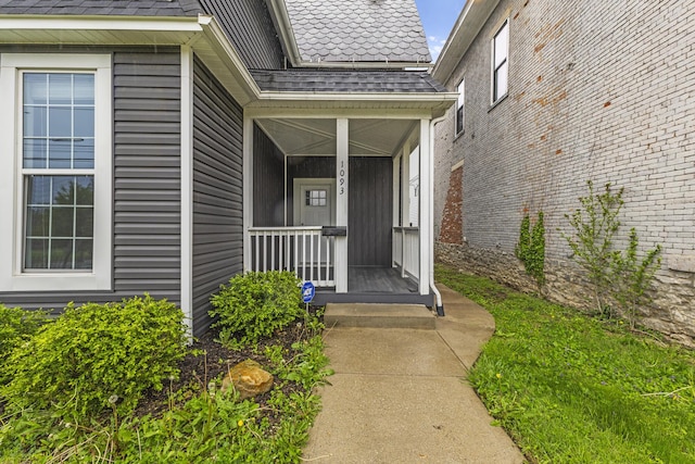 1093 E Long St, Columbus, OH 43203 - doorway to property with covered porch